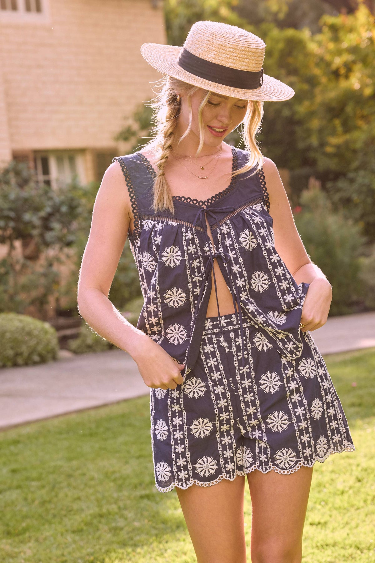 Floral Embroidered Tie-Front Vest : Navy-White / L